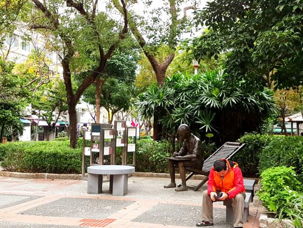 圖3、大稻埕公園內李臨秋紀念雕塑，每天上午9點至下午6點，每整點會撥放15分鐘的經典民歌曲目。