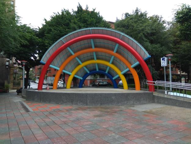 圖1彩虹造型舞台正面與廣場一隅