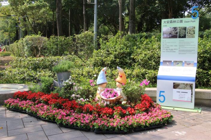 圖5.大安森林公園4號出入口-以愛心棒棒糖營造浪漫氛圍