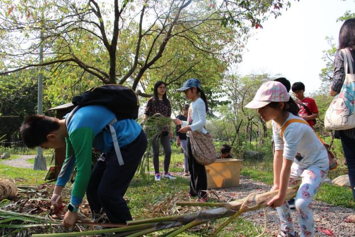 圖二、小朋友利用樹幹枯枝打造生物旅館。