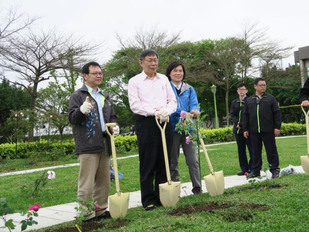 圖2、柯文哲市長、公園處黃立遠處長及中山區李美麗區長於臺北玫瑰園合影。.JPG