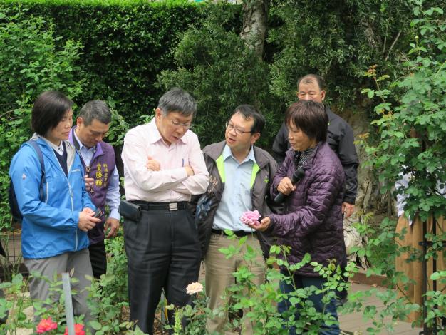 圖6、公園處黃立遠處長向市長介紹臺北玫瑰園。.JPG