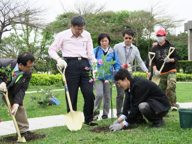 圖1、柯文哲市長親自於臺北玫瑰園種植玫瑰花。.JPG