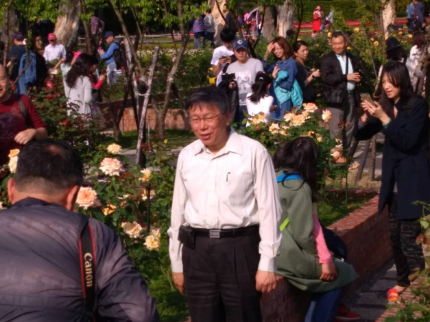圖2.柯市長循著玫瑰花香也來拍照留念