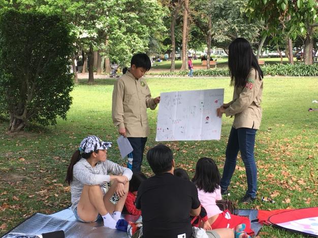 圖4. 小鹿團員藉由討論增進成員彼此的知識並也讓市民更了解黃緣螢與生態池之間的關係