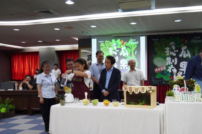 2018田園城市競賽開跑記者會會外PK賽贏家打果汁.JPG