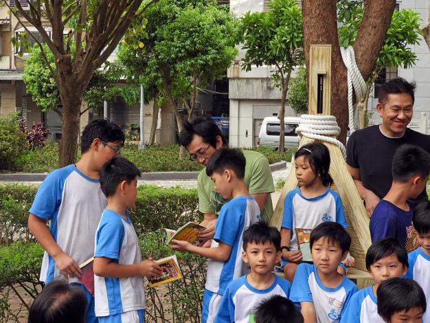 圖5. 魏德聖導演與懷生國小學生分享有趣的故事。