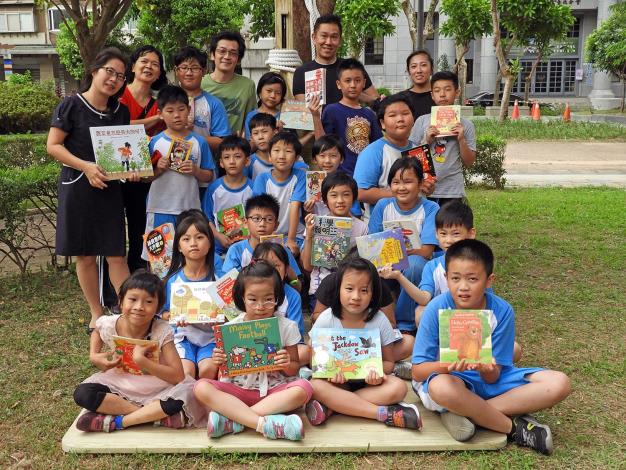 圖8. 北市懷生國小師生帶著好書來分享