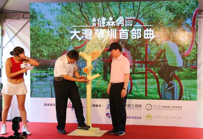圖1.柯市長及林董事長示範防蚊站使用方式