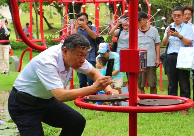圖4.露出專心神情的柯市長正在研究活水飛輪互動遊戲平台