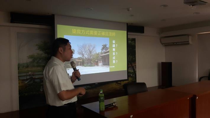 (圖2) 講師幽默且深入淺出講課激起民眾對保護老樹喜愛