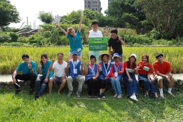 圖2.客家文化主題公園稻香田埂前準備開始闖關