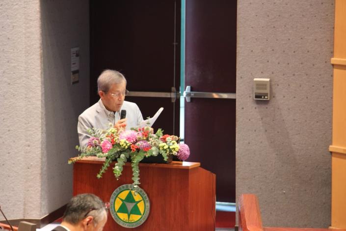 圖五、街路樹診斷協會技術顧問伊東伴尾說明大安森林公園土壤各種改良工法的樹木生長量比較