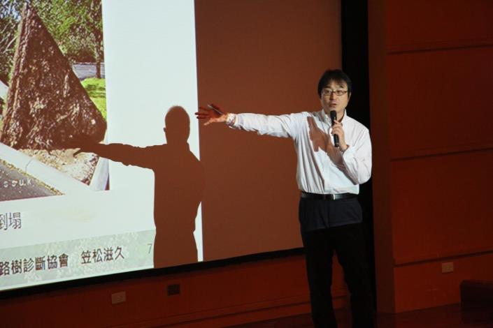 圖六、街路樹診斷協會笠松滋久說明大安森林公園的植栽基盤特性和土壤改良後的樹木根系生長差異