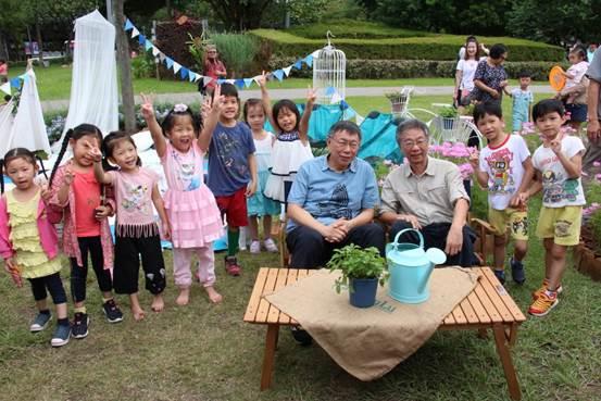 圖六、大安森林公園之友基金會郭城孟執行長及市長與小朋友共同合影留念