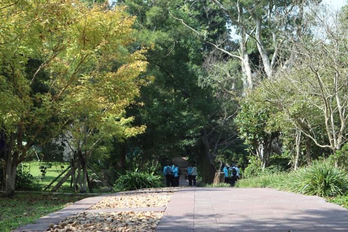 舒適平坦的園路.JPG