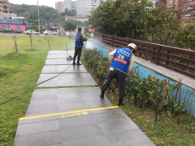 照片3：公園處環境維護人員檢視灌木叢有無異物