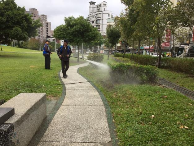 照片1：公園處環境維護人員使用高壓水柱清洗