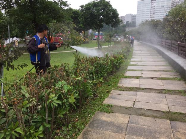 照片8：公園處環境維護人員使用清水高壓沖洗園區，俾利清除園中有毒物質殘留及提升使用安全
