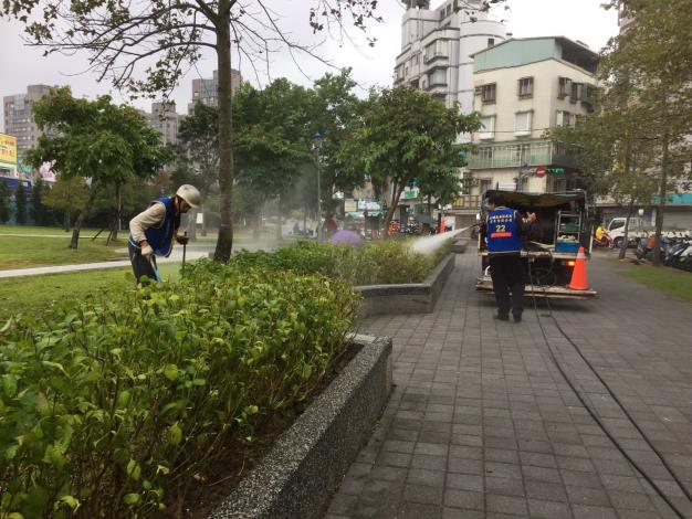 照片2：公園處環境維護人員檢查花台有無異物