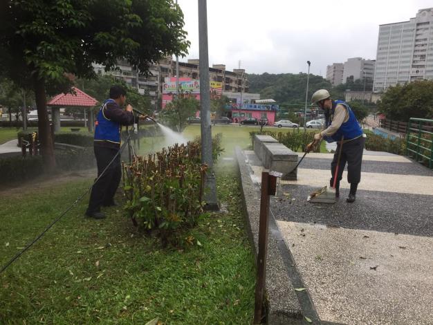 照片5：公園處環境維護承商清除使用區域雜物