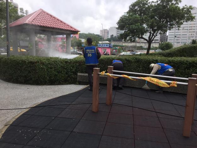 照片6：公園處環境維護人員細心檢查並清潔遊戲區