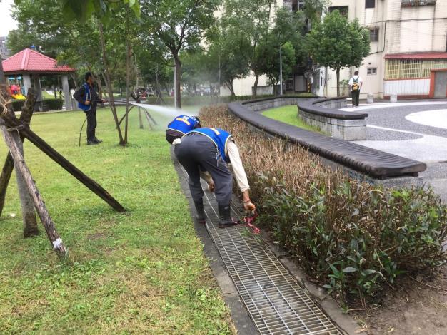 照片7：公園處環境維護人員徹底巡檢水溝狀況