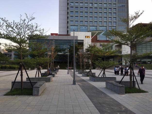 照片2.站前廣場設置休憩座椅，提供休憩及旅客停等之功能