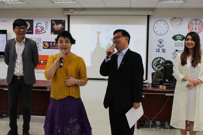 圖12局長與簡文秀老師獻唱望春風.JPG