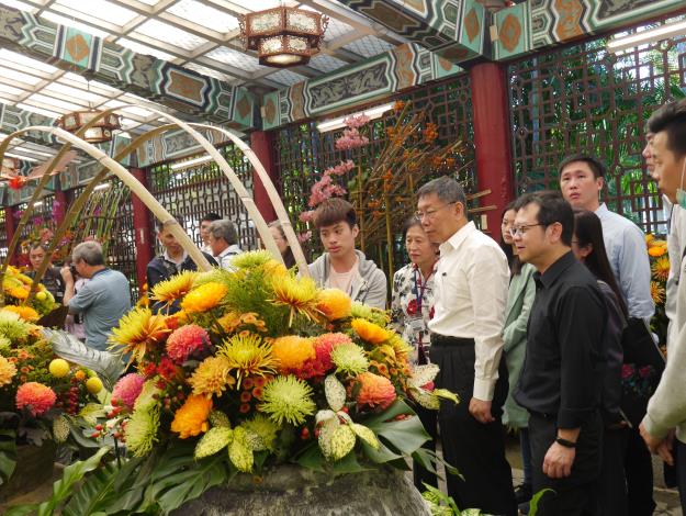 圖12.柯文哲市長觀賞「蝴蝶飛舞的夢幻國度」展區花藝作品.JPG