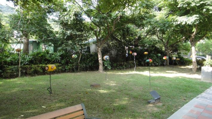 圖8、利用漂流木製作公共藝術品展示，兼具廢物利用及美化環境功效