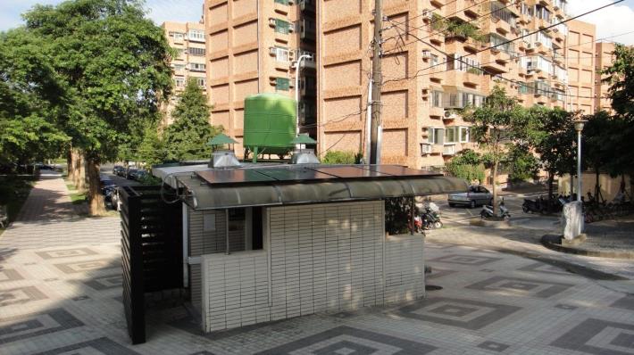 圖6、公廁屋頂太陽能板，每日約可提供2,000瓦電力