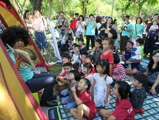 圖7.森林故事村，大人小孩一起聽說故事