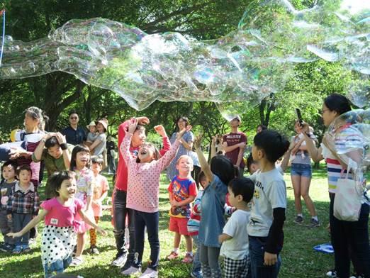 圖5.森林科普樂，孩子們開心與泡泡互動