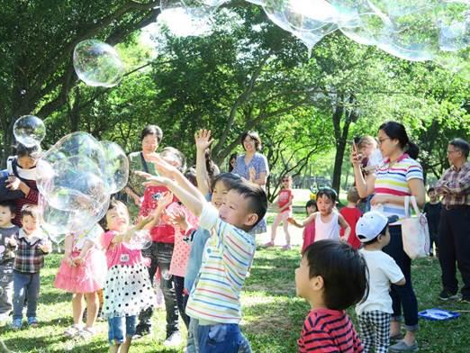 圖6.家長們假日帶著孩子走出戶外，來公園玩科學