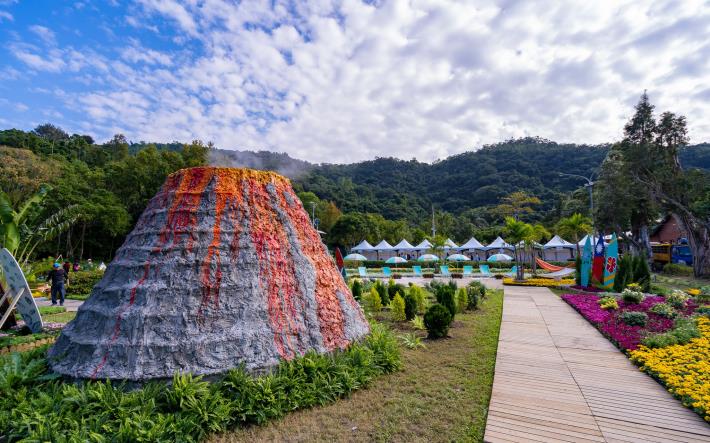 圖2. 火山及沙灘搭配菊花展現夏威夷風情