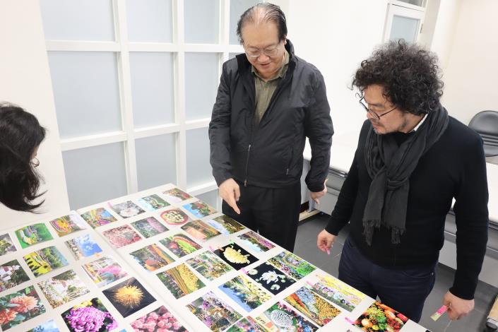圖11.攝影比賽評審過程中評委們用心評選出心中理想的照片.JPG