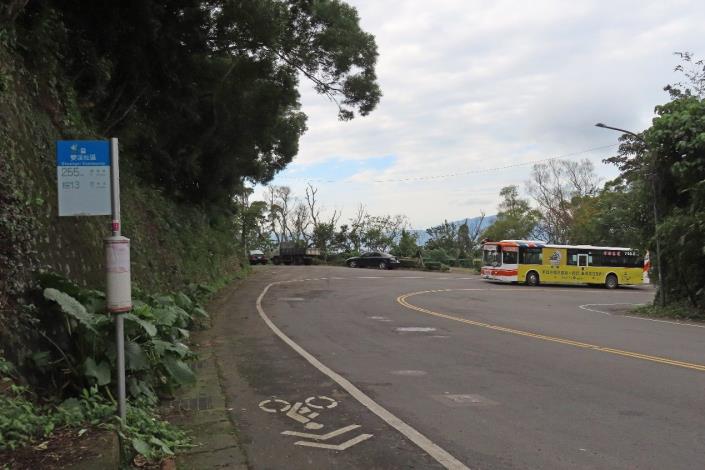 (圖6) 搭公車在「雙溪社區站」下車後往後方的小綠地走去有不同的展望