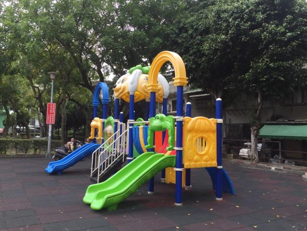 圖2.社正公園兒童遊具修繕後符合CNS規範小朋友可安心使用