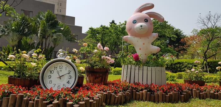 圖2. 花叢中起舞的兔子帶著懷錶，吸引好奇的愛麗絲走進奇幻玫瑰園