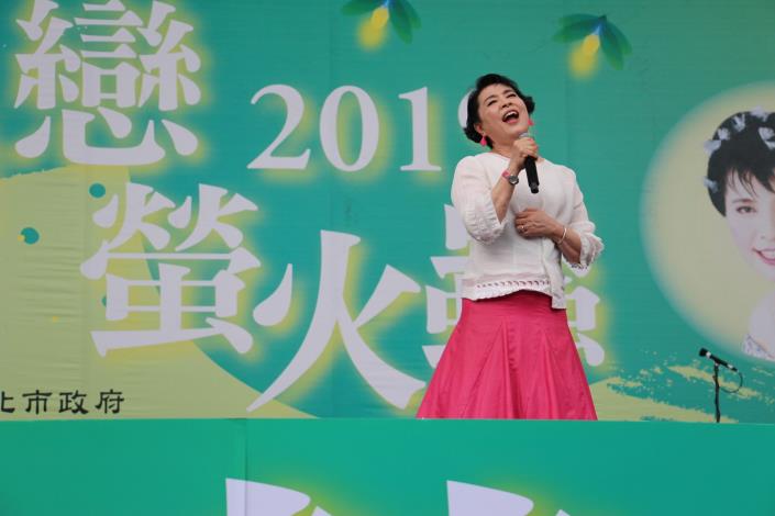 圖1.簡文秀老師帶來動人歌曲.JPG