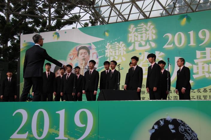 圖5.建國中學合唱團以合唱搭配現代舞蹈使台下觀眾耳目一新.JPG