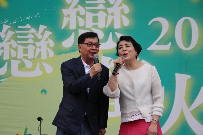 圖3.彭副市長及簡老師一同合唱「媽媽請你要也保重」提前祝在場媽媽母親節快樂.JPG