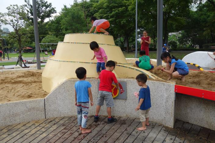 圖2.沙坑上聚集很多小孩一起打造他們的小世界