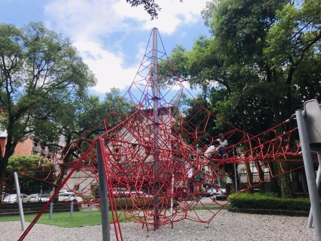 (圖1) 全市最高之三維立體攀爬網(高8.8公尺)