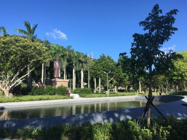 照片06：至善公園-吳敬恆銅像前水池經整修，蓊鬱蒼翠的環境中，享受城市的慢悠活