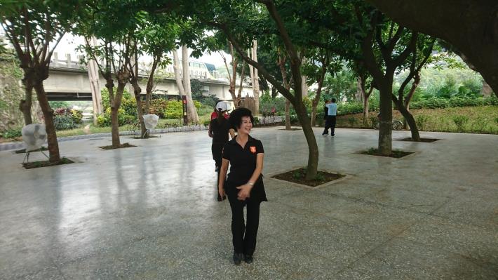 照片12：至善公園－土風舞廣場，綠蔭環繞，健康快樂又有氧！
