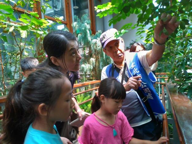 圖3.活動當天有安排志工老師進行植物解說（莊淳青拍攝）