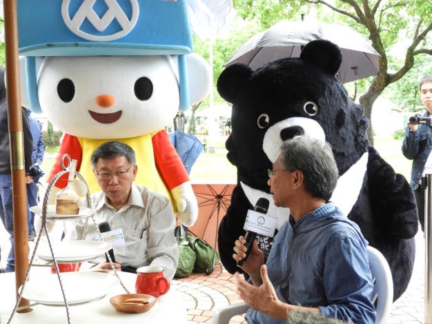 圖六_柯文哲市長與郭城孟執行長共飲亞熱帶咖啡