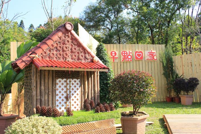 圖6.發揮創意運用樹枝、樹葉、盆器、木類等，創作特色小屋，融合各色菊花妝點，提醒大家「早點回家」.JPG